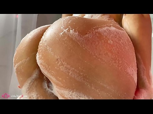 ❤️ Brunetka masturbuje kundičku s vibrátorom až do intenzívneho orgazmu v sprche ❤ Porno video na sk.hentaiser.ru ❌